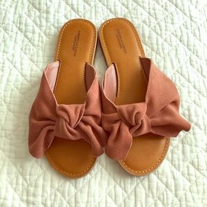 New, AE rose pink suede bow slide sandals, Size 7